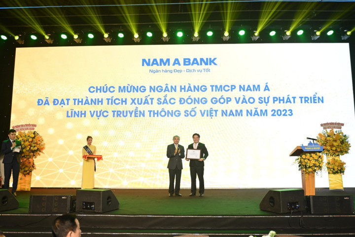 Nam A Bank nhận bằng khen từ Bộ trưởng Bộ thông tin và Truyền thông