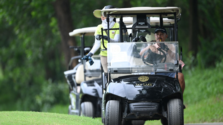 Golfer được phép sử dụng xe điện tại Giải Vô địch Đối kháng Quốc gia 2022 Tranh Cúp T99