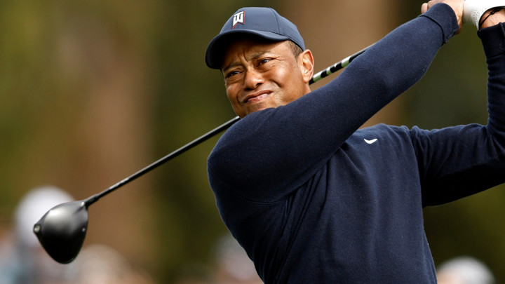 Tiger Woods ghi chuỗi birdie 3 hố cuối trong ngày trở lại PGA Tour