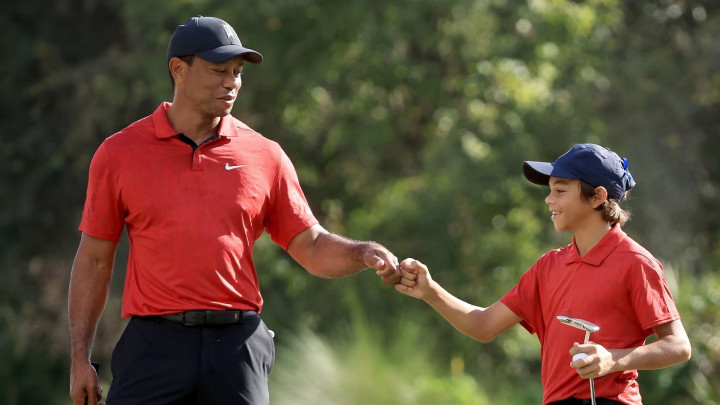 Tiger Woods làm caddie cho con trai trong 3 ngày liên tiếp tại giải Notah Begay III Junior Golf National Championship