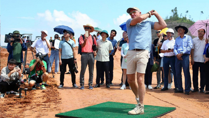 Greg Norman phát trái bóng đầu tiên tại sân golf Văn Lang Empire