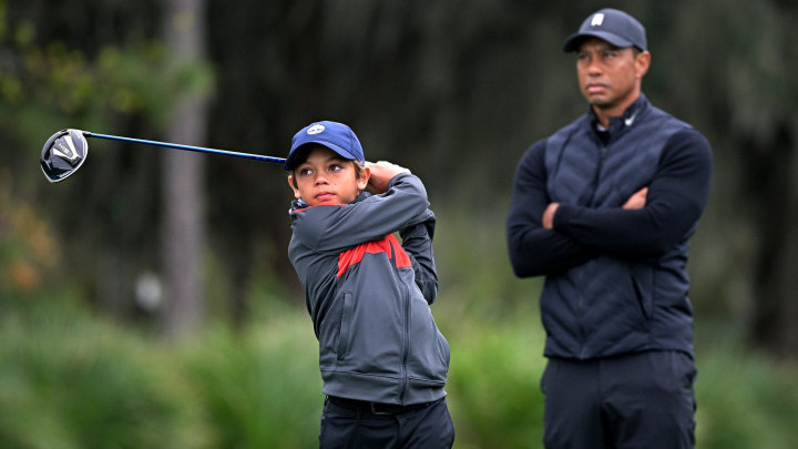 Tiger Woods làm caddie giúp con trai Charlie lập kỷ lục cá nhân