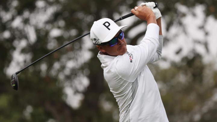 Rickie Fowler khởi đầu mùa giải mới trên PGA Tour bằng vòng đấu bogey free