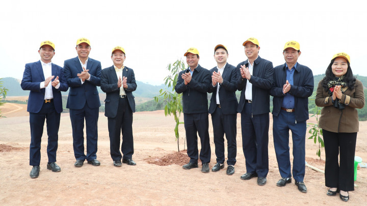 Văn Lang Empire tiến hành trồng cây phủ xanh dự án sân golf