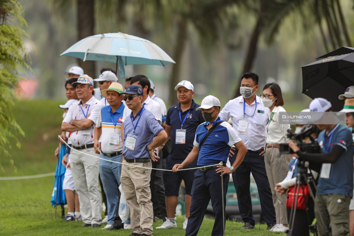 SEA Games 31: Khán giả gây ức chế cho các golfer trong ngày thi đấu đầu tiên