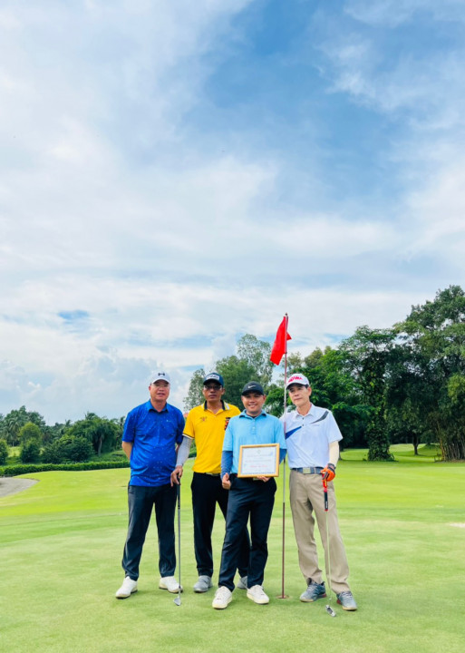 Golfer Nguyễn Duy Khánh với niềm vui trọn vẹn cùng cú HIO thứ 02