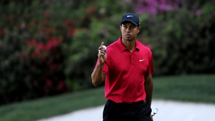 Áo đấu của Tiger Woods được bán với giá 140,000 đô-la