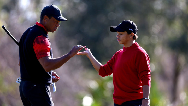 Con trai Tiger Woods lập kỷ lục cá nhân, vô địch giải golf khi có cha làm caddie