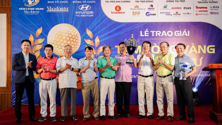 Giải golf "Tấm lòng vàng nhà đầu tư" quyên góp được 500 triệu đồng tiền từ thiện